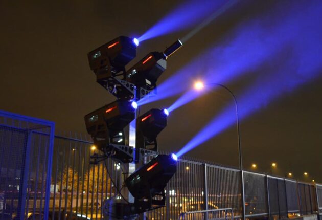 Projektoren für große Fassaden IMPRESSIVE Proiezioni per Mediaset con proiettori Impressive