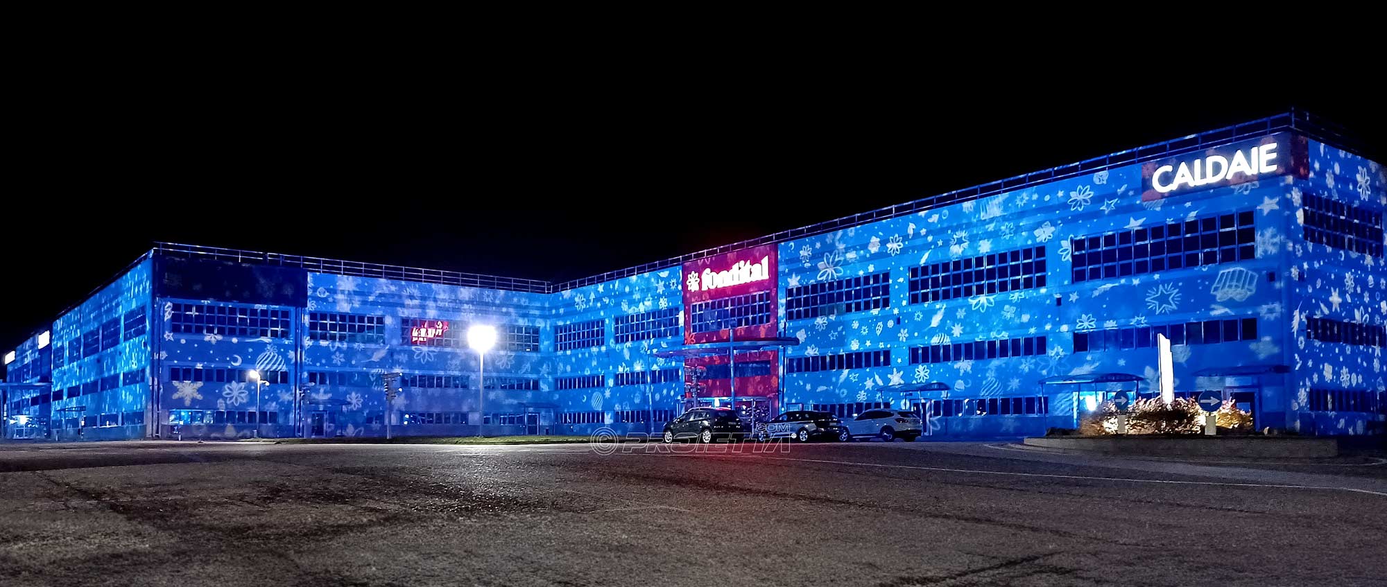 Proiezioni su grandi facciate di edifici industriali