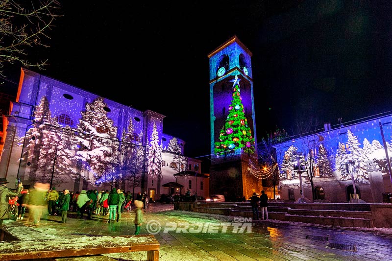 Christmas atmosphere in the city with christmas video mapping