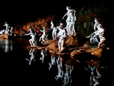 architectural mapped lighting on monuments with projectors