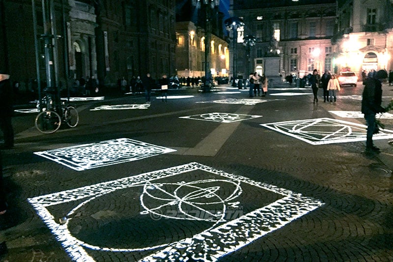 Proiezione a pavimento di grafiche artistiche