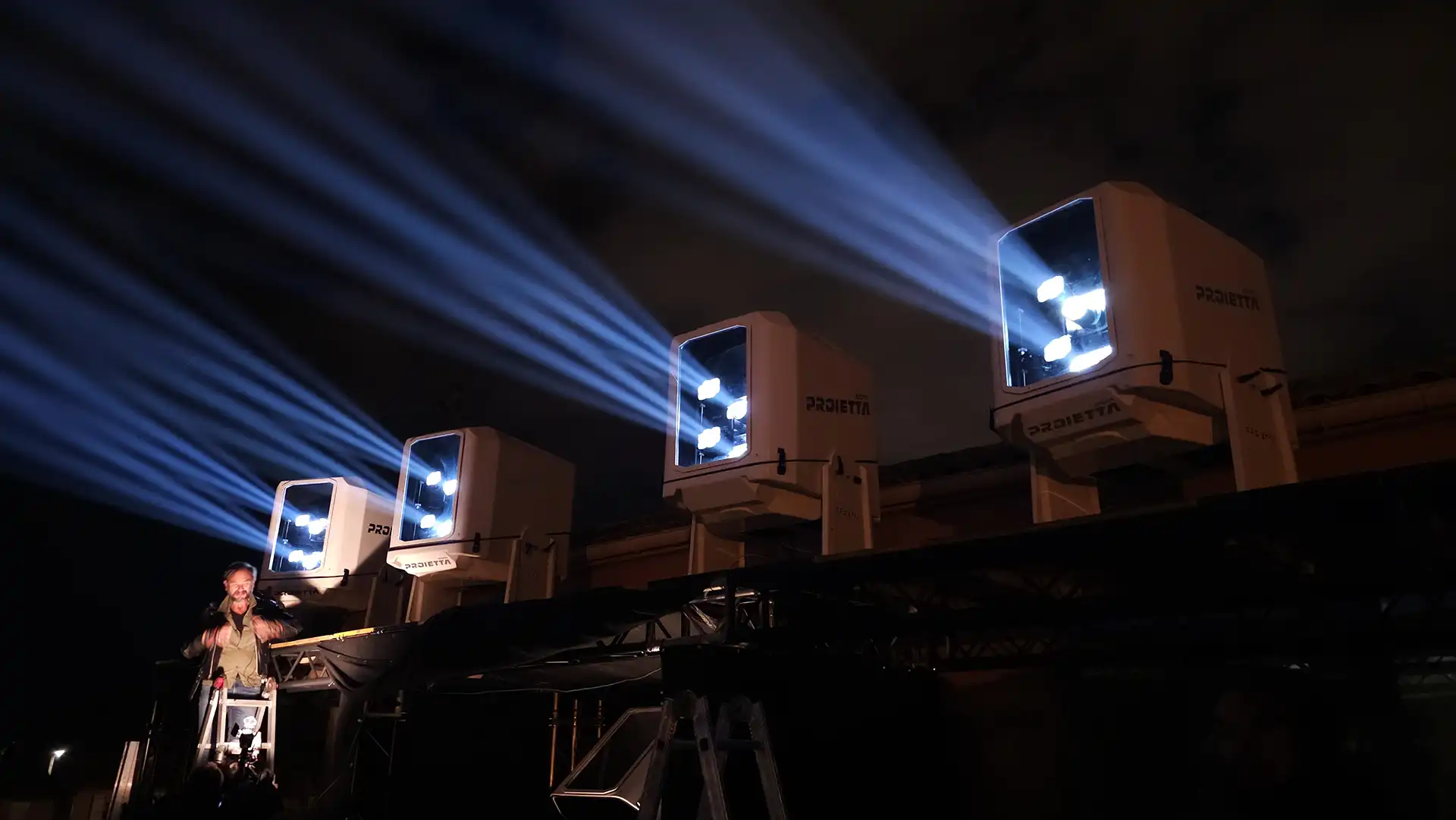 Gusci per l'installazione in esterno dei video proiettori