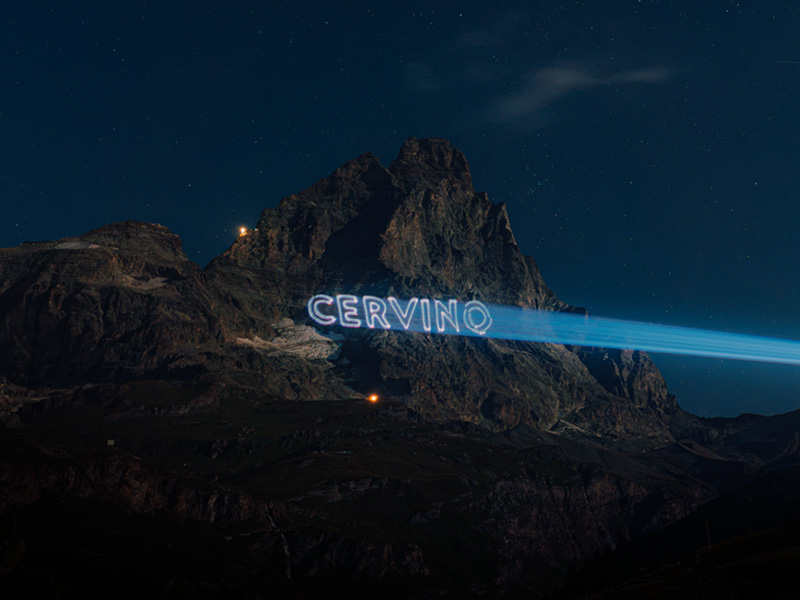 Scritta Cervino Laser proietta